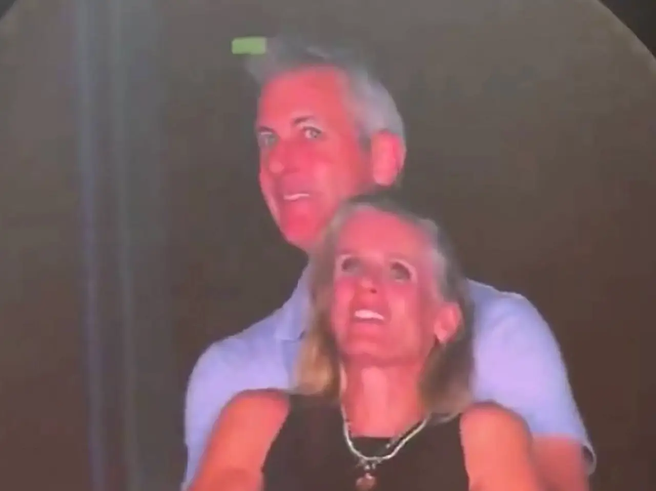 CEO Andy Byron und seine Affäre eng umschlungen, in dem Moment als sie von der Coldplay-Kiss-Cam erwischt wurden. - Foto:  IMAGO / Bestimage