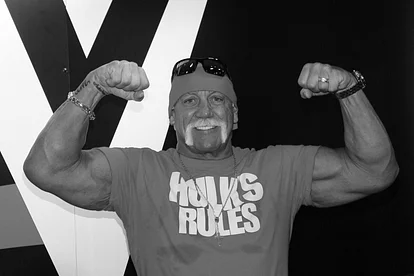 Hulk Hogan zeigt seine Armmuskeln
