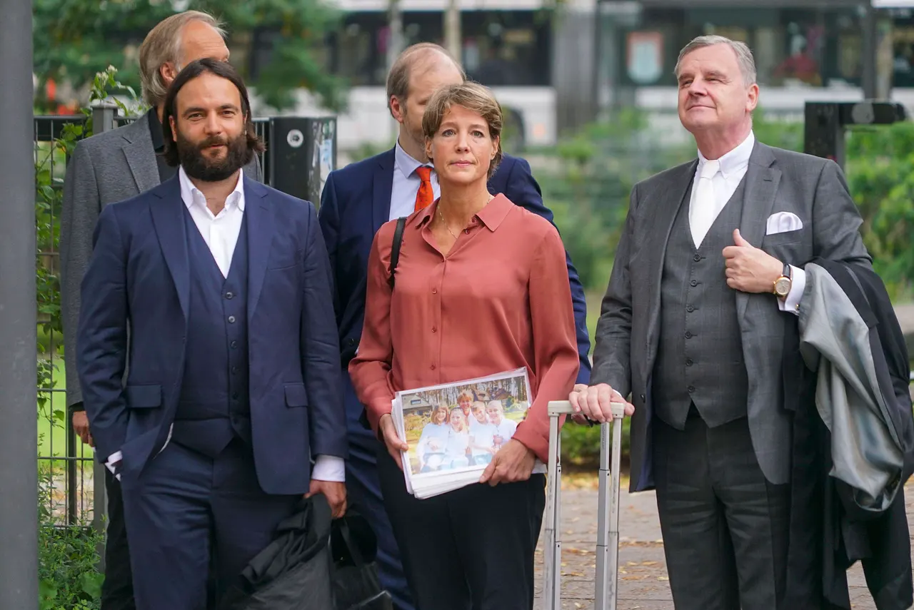 Christina Block Unternehmerin mit ihren Verteidiger Ingo Bott (2.v.l.) und Otmar Kury. - Foto: IMAGO / BREUEL-BILD
