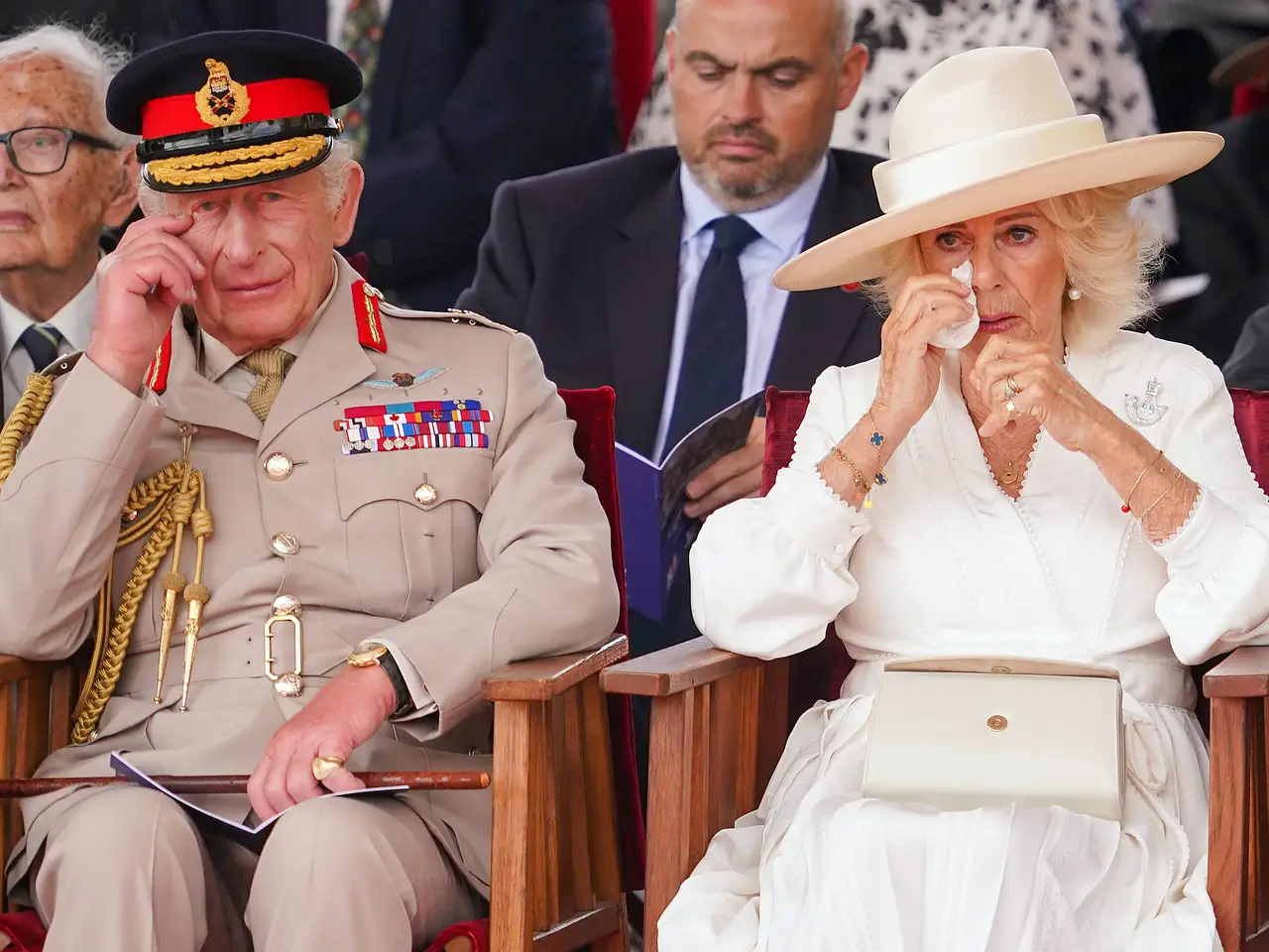 König Charles und Königin Camilla weinen am 15. August 2025 bei der Gedenkfeier zum 80. Jubiläums des Sieg-über-Japan-Tages. - Foto:  IMAGO / Spotlight Royal