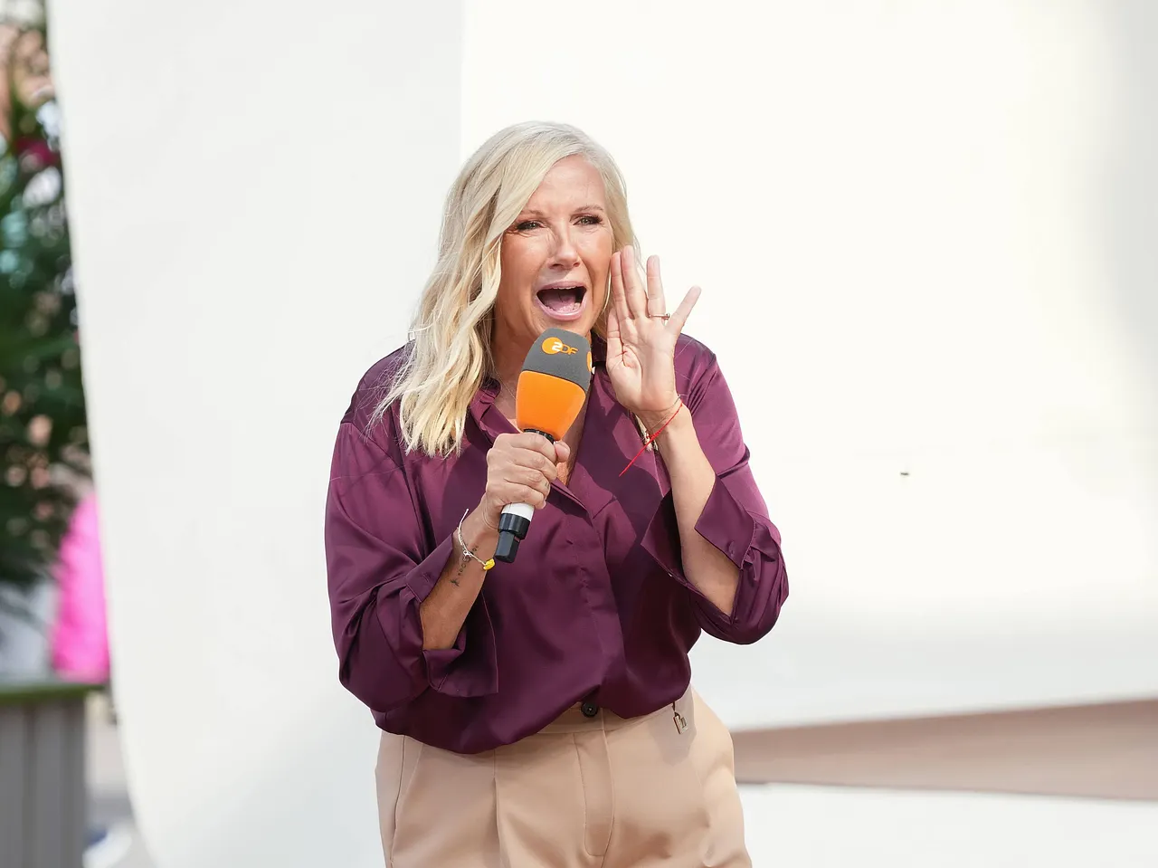 imago831935124 Moderatorin Andrea Kiwi Kiewel im ZDF Fernsehgarten. - Foto: IMAGO / BOBO