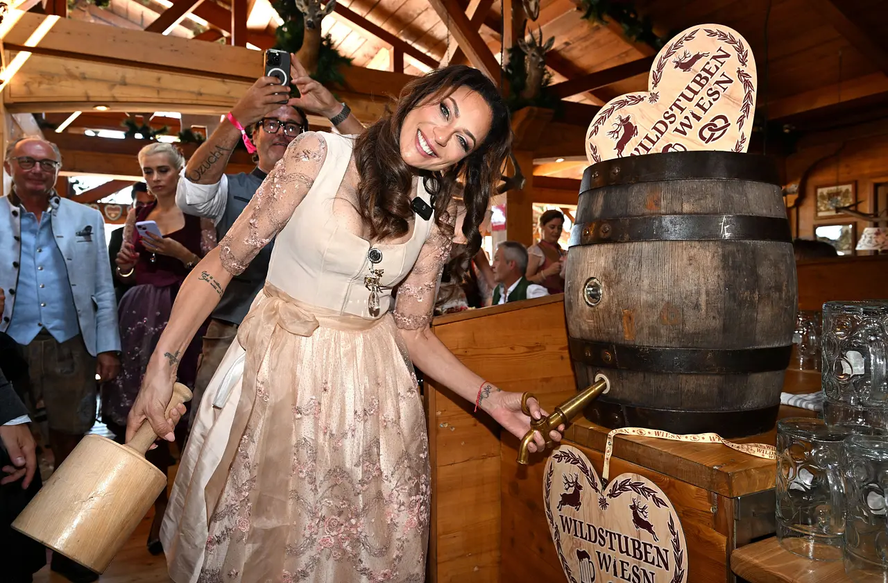Lilly Becker posiert auf dem Oktoberfest für ein Foto.