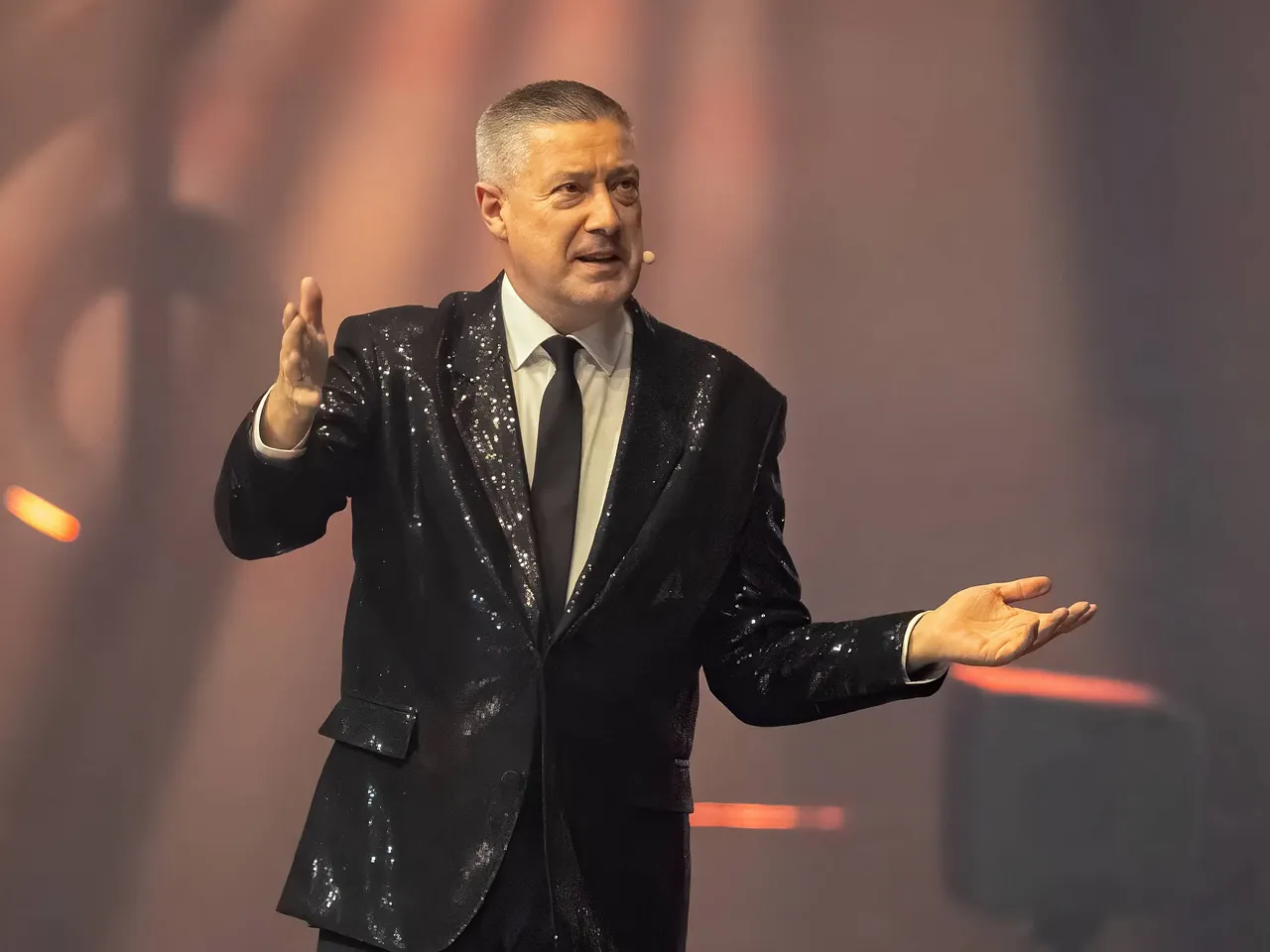 "Let's Dance"-Juror Joachim Llambi in Siegespose. Er hat einen neuen Job als "Grill den Henssler"-Juror ergattert!