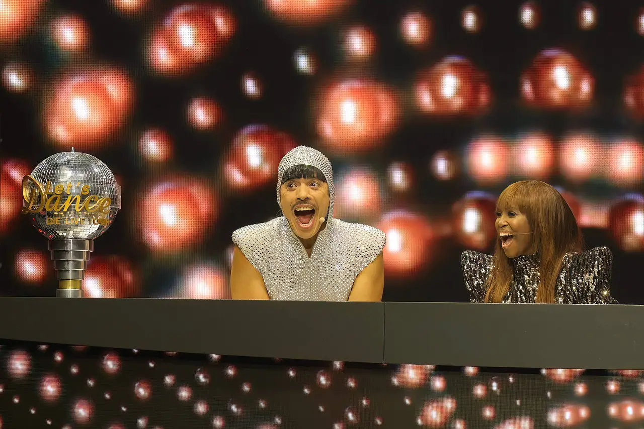 Motsi Mabuse und Jorge Gonzalez hinter dem „Let's Dance“-Tisch. Beide amüsieren sich köstlich.