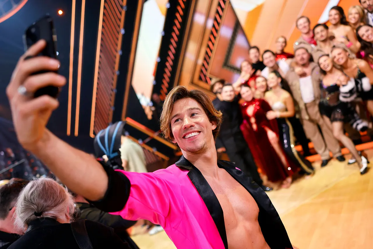 Joel Mattli macht ein Selfie im Vordergrund, der Cast von Let's Dance im Hintergrund.