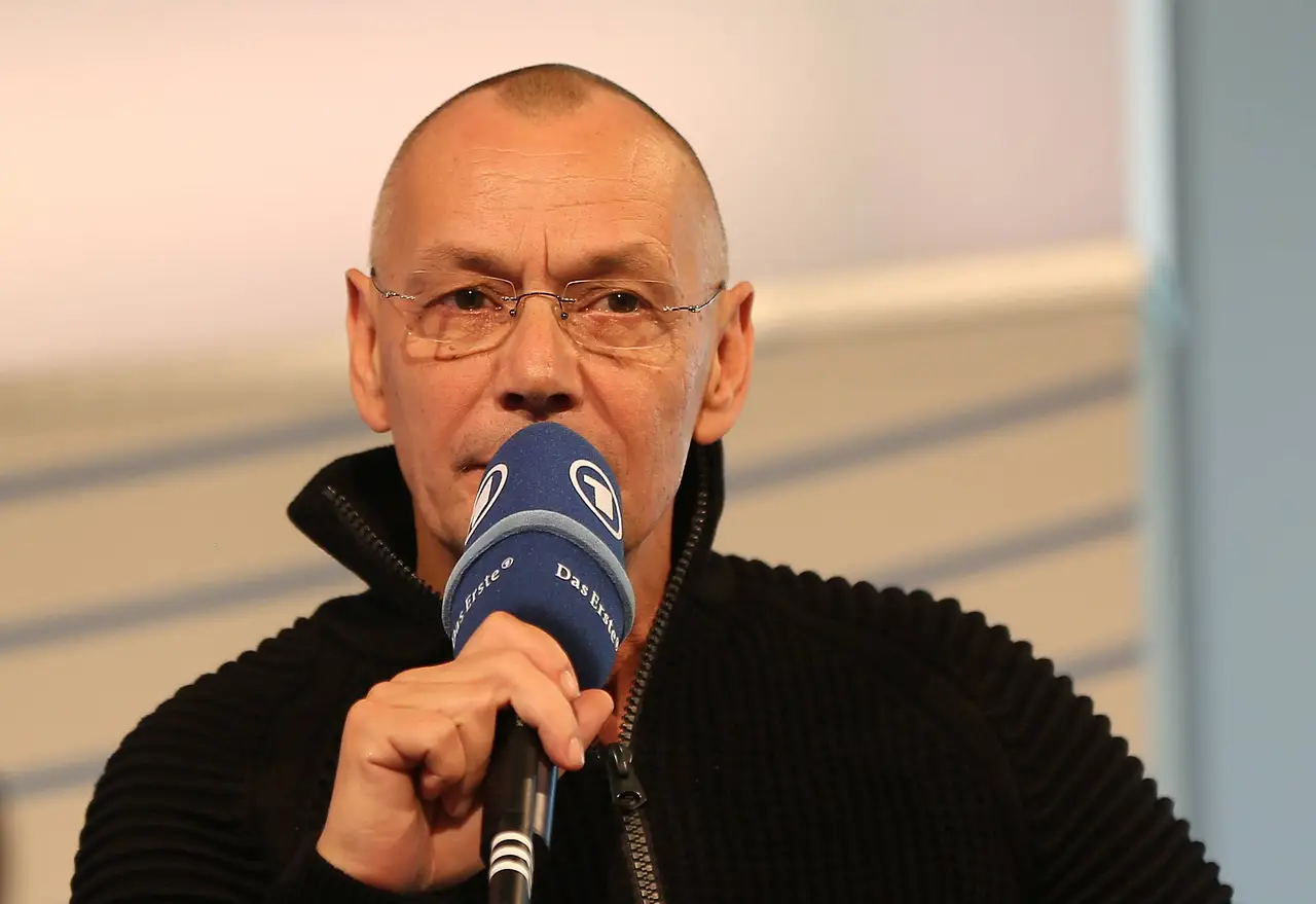 Torsten Michaelis spricht auf der Frankfurter Buchmesse in ein Mikrofon. - Foto: IMAGO / Hartenfelser
