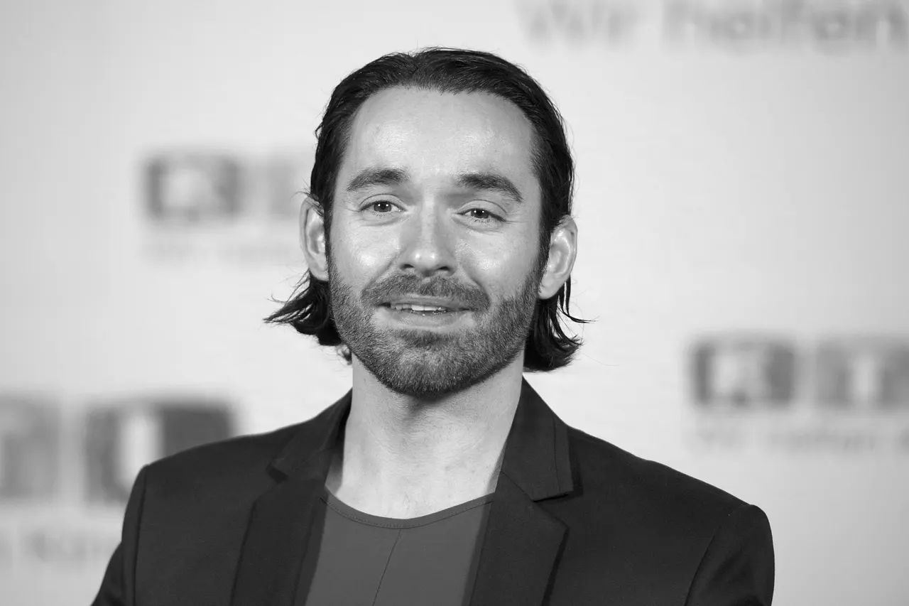 imago87812189 Ein Schwarz-Weiß-Foto, das am 23.11.2017 entstand, zeigt Daniel Küblböck mit kinnlangen Haaren, Bart und im Sakko. - Foto: IMAGO / Sven Simon