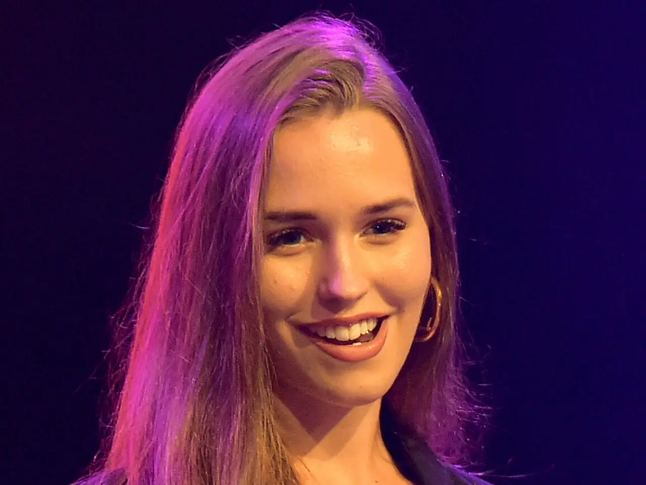 Laura Müller steht auf einer Bühne mit einem Mikrofon in der Hand - Foto:  IMAGO / Revierfoto