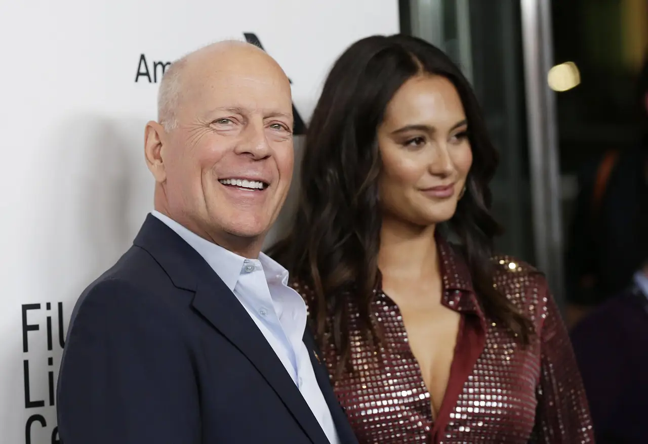imago94076400 Bruce Willis und Frau Emma Heming Willis im Herbst 2019 auf dem roten Teppich. - Foto: IMAGO / UPI Photo