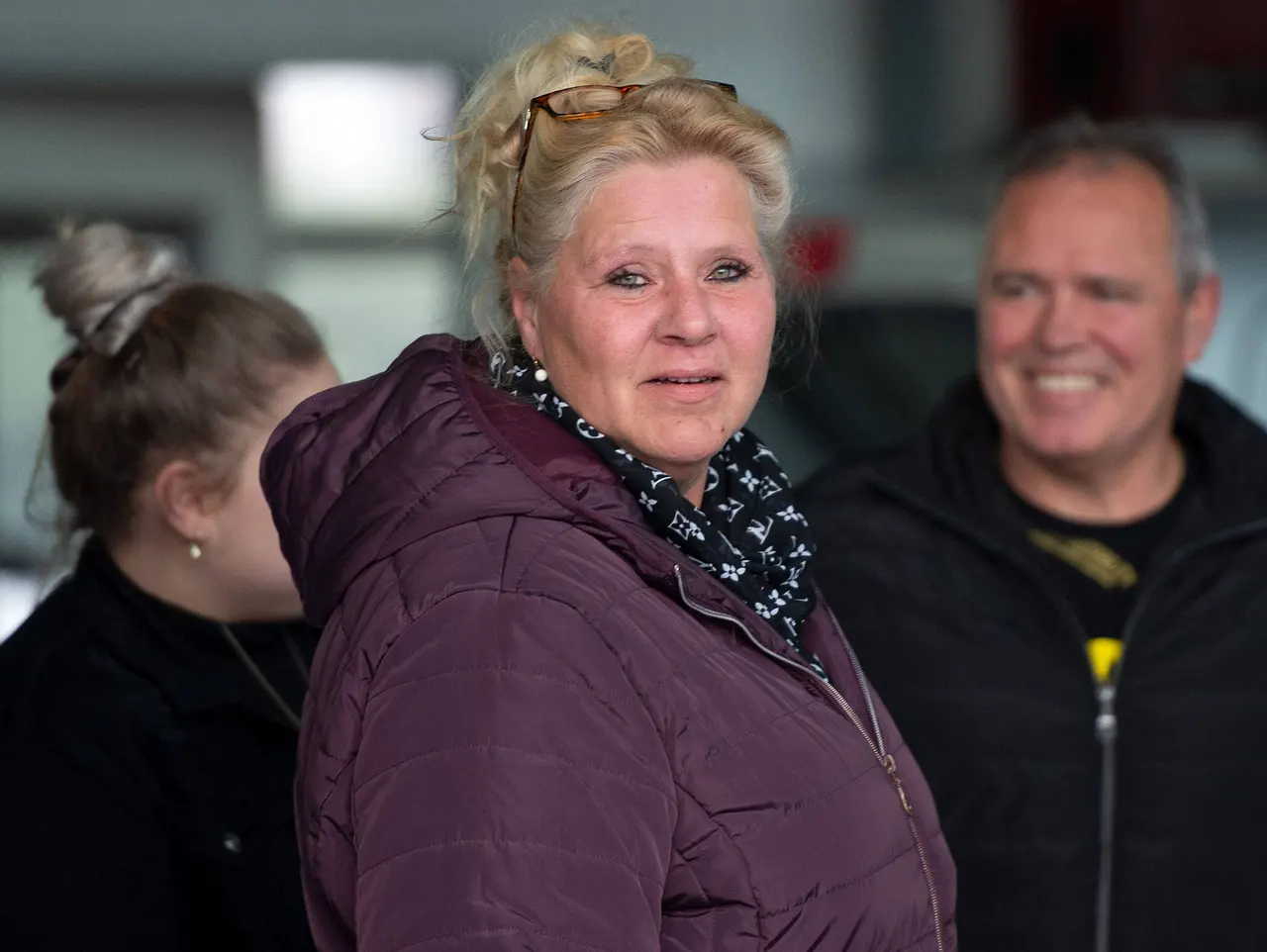 imago96198521 Silvia Wollny steht im Vordergrund und schaut in die Kamera. Sie trägt eine Lila-farbene Winterjacke. Im Hintergrund erkennt man unscharf ihren Lebensgefährten Harald Elsenbast. - Foto: IMAGO / Noah Wedel