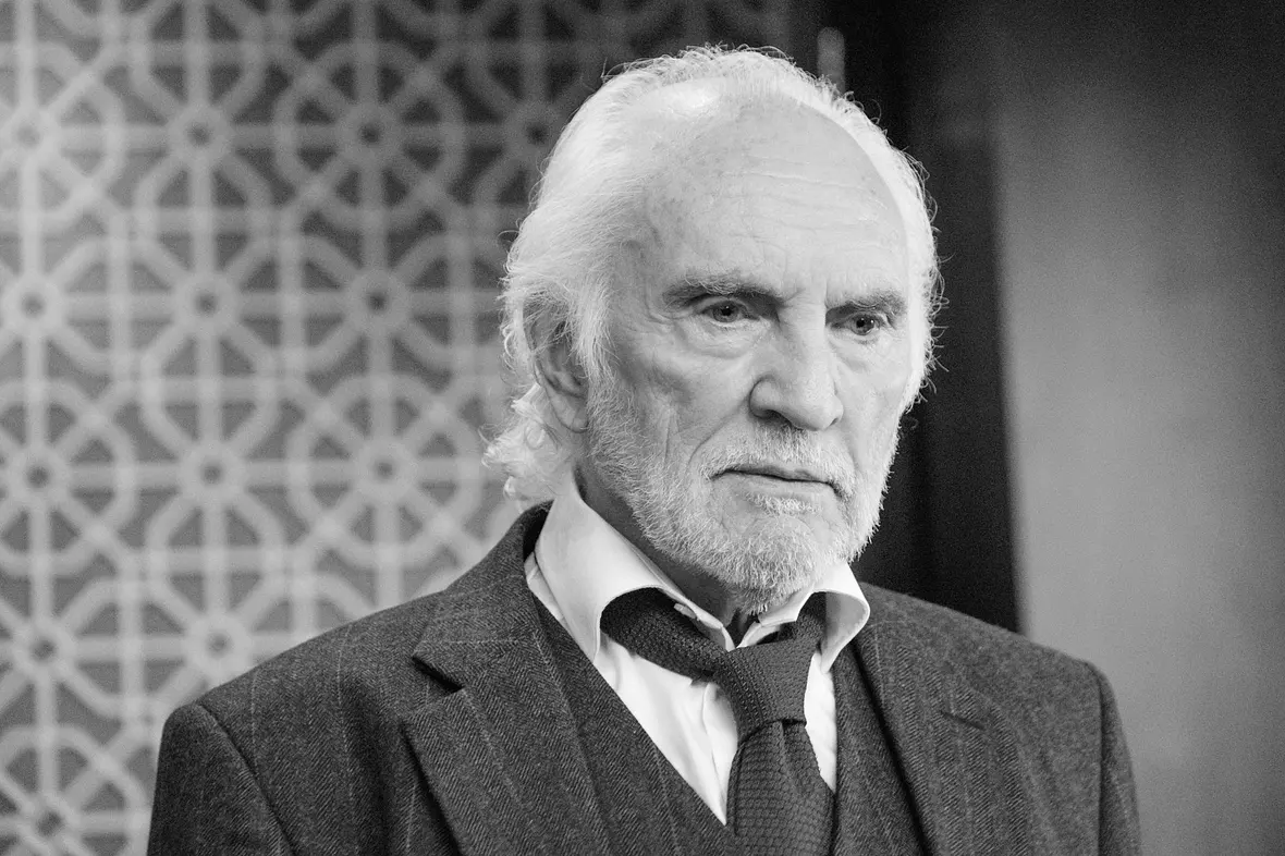 Terence Stamp schaut grimmig in die Ferne.