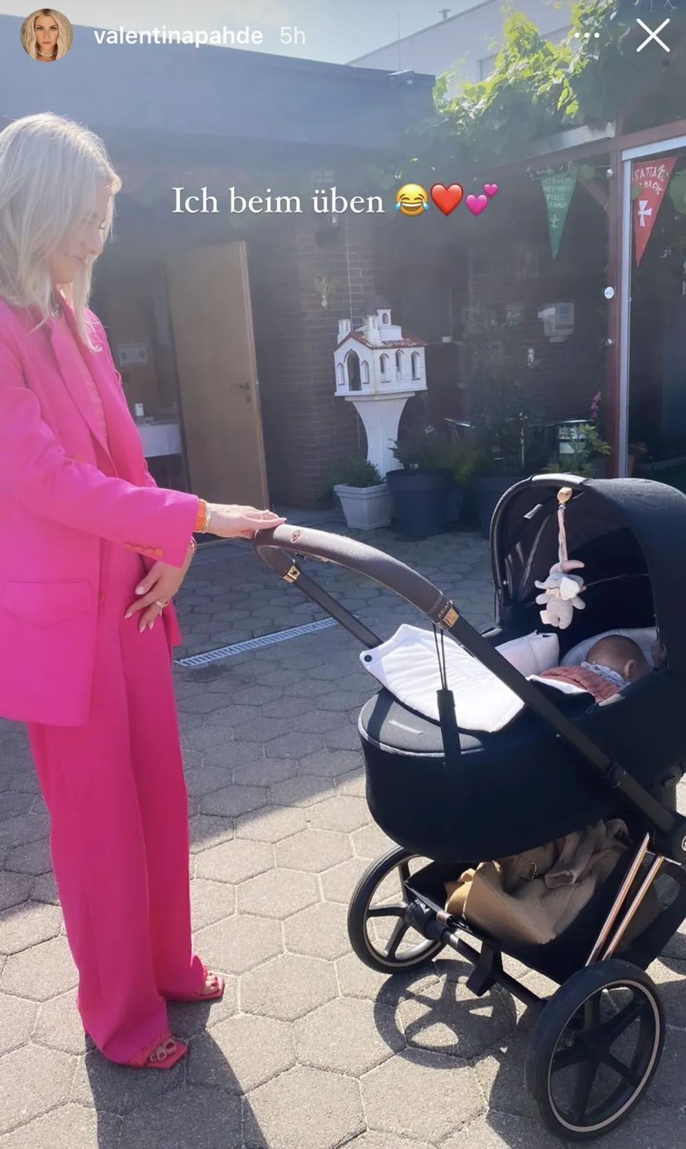 Valentina Pahde mit Kinderwagen Valentina Pahde mit Kinderwagen