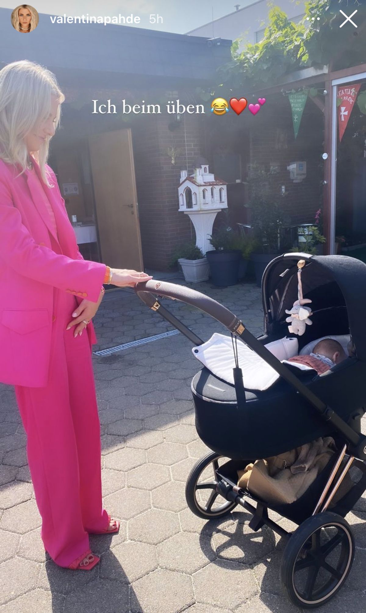 Valentina Pahde mit Kinderwagen