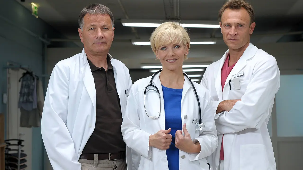 In aller Freundschaft: Thomas Rühmann, Andrea Kathrin Loewig und Bernhard Bettermann In aller Freundschaft: Thomas Rühmann, Andrea Kathrin Loewig und Bernhard Bettermann - Foto: IMAGO / APress