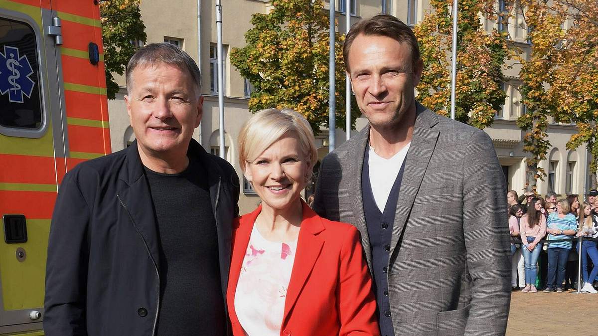 In aller Freundschaft-Thomas Rühmann ( Klinikchef Dr. Roland Heilmann), Andrea Kathrin Loewig (Dr. Katrin Globisch) und Bernhard Bettermann ( Dr. Martin Stein)