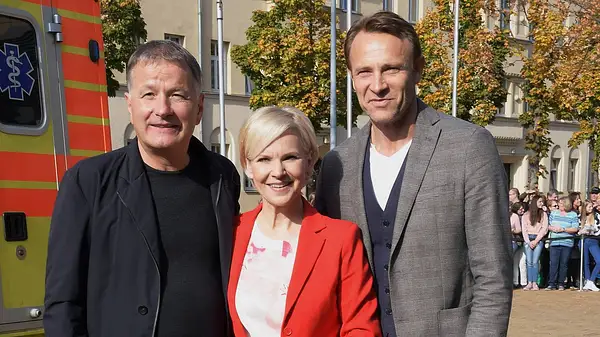 "In aller Freundschaft"-Thomas Rühmann ( Klinikchef Dr. Roland Heilmann), Andrea Kathrin Loewig (Dr. Katrin Globisch) und Bernhard Bettermann ( Dr. Martin Stein)