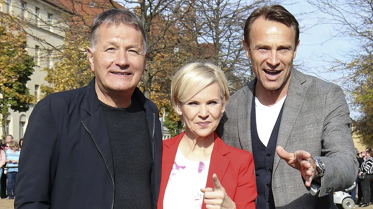 In aller Freundschaft -Thomas Rührmann, Andrea Kathrin Loewig und Bernhard Bettermann In aller Freundschaft - Thomas Rührmann, Andrea Kathrin Loewig und Bernhard Bettermann - Foto: IMAGO / Future Image