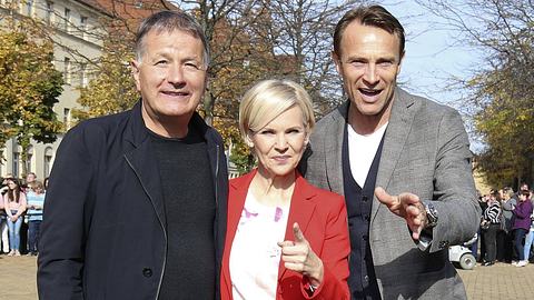 In aller Freundschaft - Thomas Rührmann, Andrea Kathrin Loewig und Bernhard Bettermann - Foto: IMAGO / Future Image