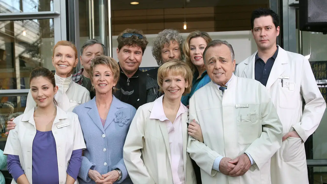 "In aller Freundschaft"-Uta Schorn zieht sich zurück Der In aller Freundschaft-Cast von 2008 um Uta Schorn - Foto: IMAGO / STAR-MEDIA