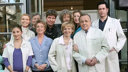 Der "In aller Freundschaft"-Cast von 2008 um Uta Schorn