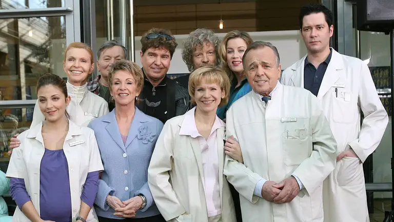 Der "In aller Freundschaft"-Cast von 2008 um Uta Schorn