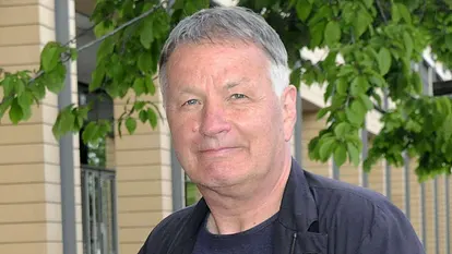 Dr. Roland Heilmann (Thomas Rühmann) schaut in die Kamera