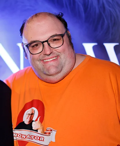 „Schwiegertochter gesucht“-Star Ingo: Baby-Name enthüllt! Ingo Peters trägt eine Brille und steht vor einer Fotowand. Er lächelt breit in die Kamera.