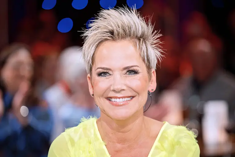 Inka Bause mit strahlendem Lächeln – die „Bauer sucht Frau“-Moderatorin zeigt sich bestens gelaunt. Ob ihre neue Einstellung zu einer eigenen Hochzeit damit zusammenhängen?