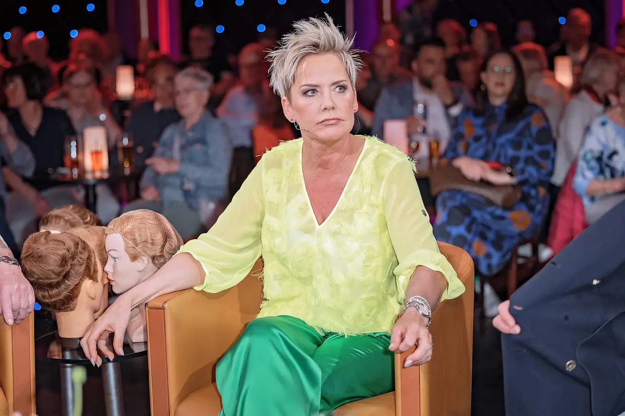 inka-bause-haare-imago809320354 Inka Bause sitzt mit ernster Miene auf einem Sessel. Die Haare hat sie sich aus einem traurigen Grund abgeschnitten. - Foto: IMAGO / STAR-MEDIA