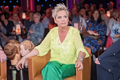 Inka Bause sitzt mit ernster Miene auf einem Sessel. Die Haare hat sie sich aus einem traurigen Grund abgeschnitten. 