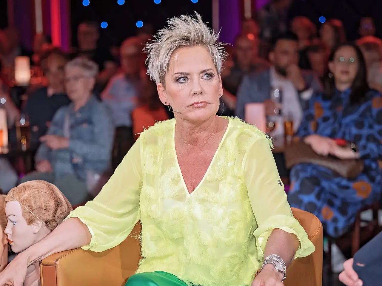 inka-bause-todesfall-bauer-sucht-frau-brian Inka Bause, hier in einer gelben Bluse und einer grünen Hose zu sehen, sieht sehr ernst aus. Sie trauert um ein Teammitglied. - Foto: IMAGO / STAR-MEDIA