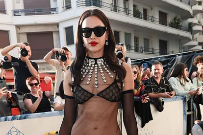 Irina Shayk auf dem Roten Teppich beim Filmfest Cannes in einem durchsichtigen Kleid.
