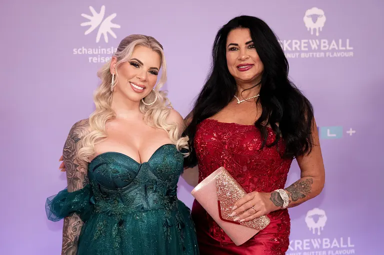 Iris Klein: So denkt sie über Jennys Baby-Pläne Jenny Frankhauser posiert neben Mama Iris Klein im Abendkleid