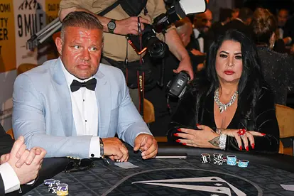 Stefan Braun und Iris Klein sitzen glamourös gekleidet und mit ernster Miene an einem Pokertisch.