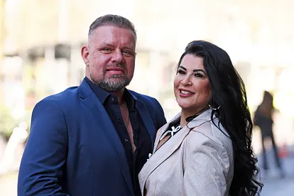 Iris Klein und Stefan Braun stehen Arm in Arm und lächeln in die Kamera.
