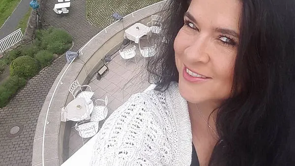 Iris klein verschenkt die Hochzeitstorte von Daniela Katzenberger