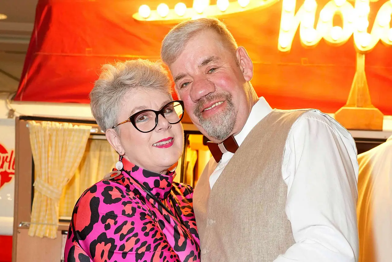 iris-uwe-abel-scheidung Uwe und Iris Abel, hier glücklich in die Kamera lächelnd, gelten als Traumpaar. Doch die Gerüchteküche brodelt heftig. - Foto: IMAGO / APress