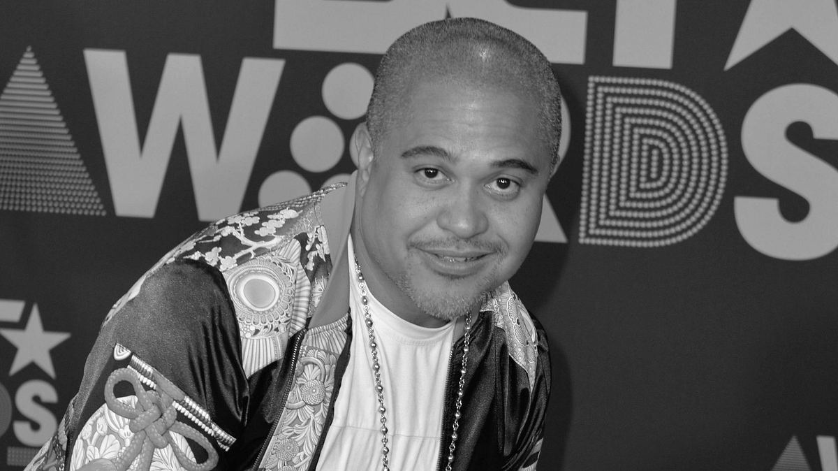 Irv Gotti schaut in die Kamera