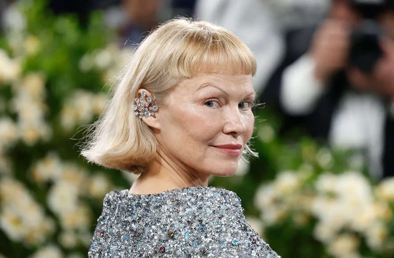 ist-pamela-anderson-verliebt-imago816634470 Pamela Anderson, hier in einem silbernen Kleid und auffälligem Ohrschmuck zu sehen, könnte wieder frisch verliebt sein. - Foto: IMAGO / UPI Photo / John Angelillo