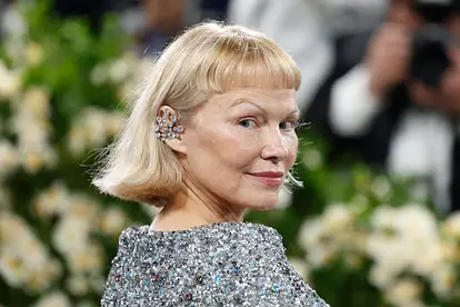 Pamela Anderson, hier in einem silbernen Kleid und auffälligem Ohrschmuck zu sehen, könnte wieder frisch verliebt sein.
