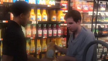Rührendes Video: Supermarkt-Verkäufer trifft autistischen Jungen - Foto: Facebook / Delaney Edwards Alwosaibi
