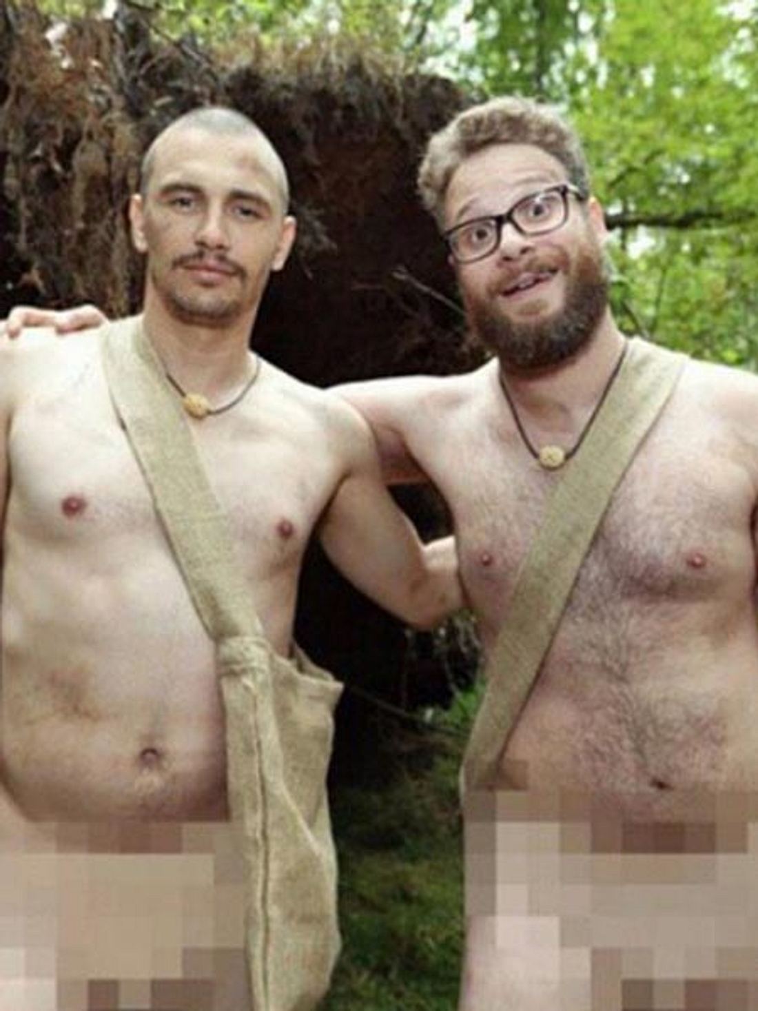 Männer nackt im Wald. Genau die Kragenweite der beiden Anarcho-Buddies