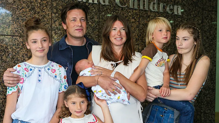 Jamie Oliver mit Frau und Kindern