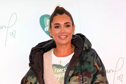 Jana Ina Zarrella steht in einer Winterjacke auf dem Roten Teppich.