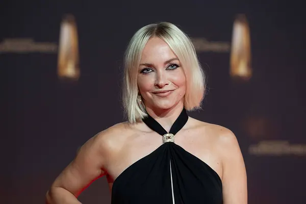 Janin Ullmann, hier in einem schwarzen Abendkleid zu sehen, moderiert höchst unromantische TV-Formate.