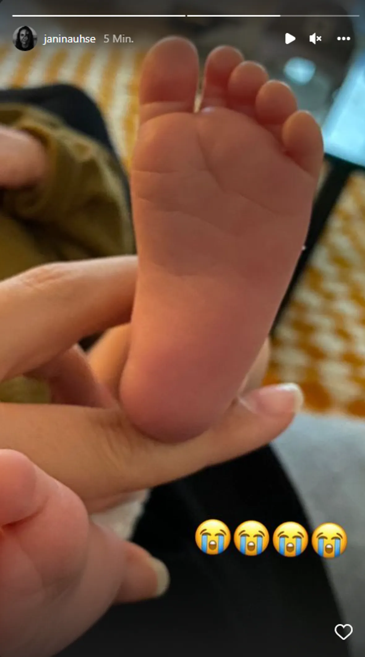 Janina Uhse teilt ein neues Baby-Foto Janina Uhse teilt ein neues Baby-Foto