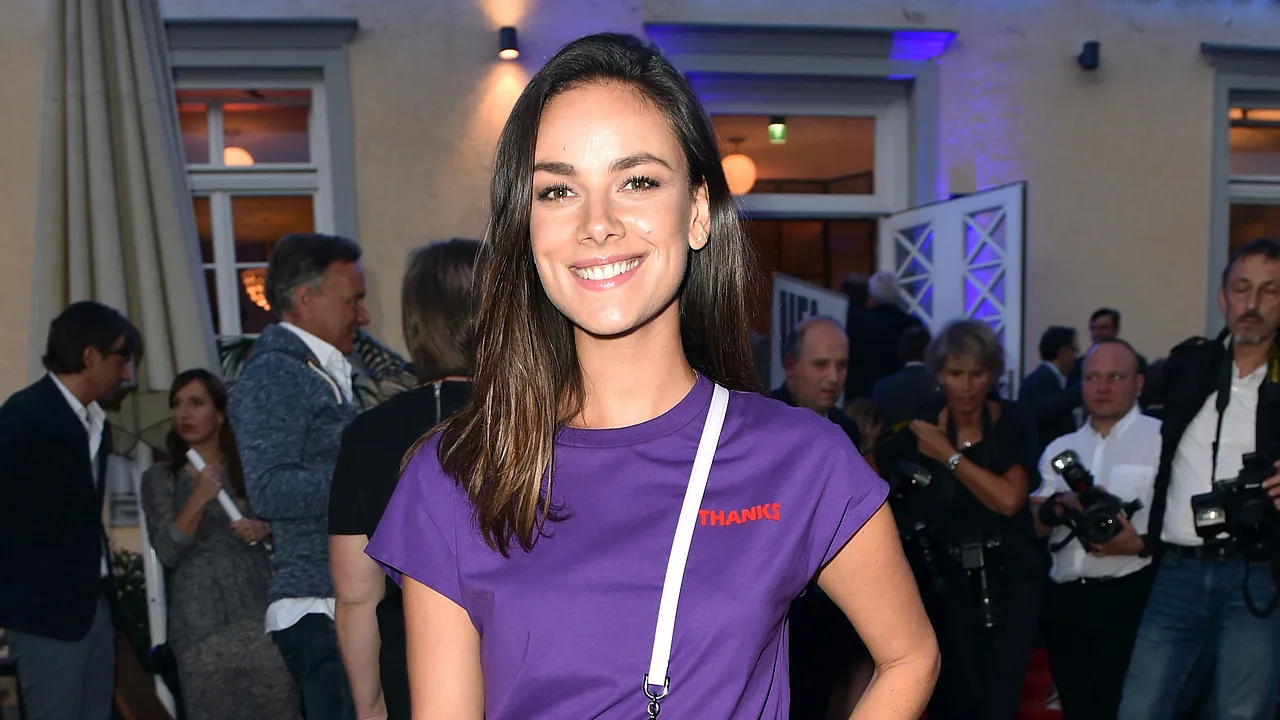 GZSZ-Janina Uhse: Die Haare sind ab! GZSZ-Janina Uhse: Die Haare sind ab! - Foto: Getty Images