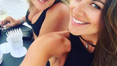 Janina Uhse: Süßes Urlaubs-Selfie mit ihrer Mutter - Foto: Facebook / Janina Uhse