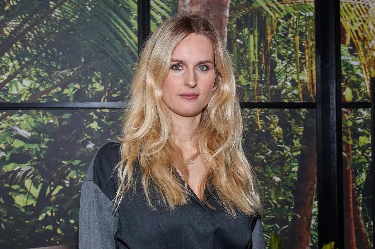 janna-ensthaler-baby-drama-imago244005203 Janna Ensthaler schaut ernst in die Kamera. - Foto: IMAGO / eventfoto54