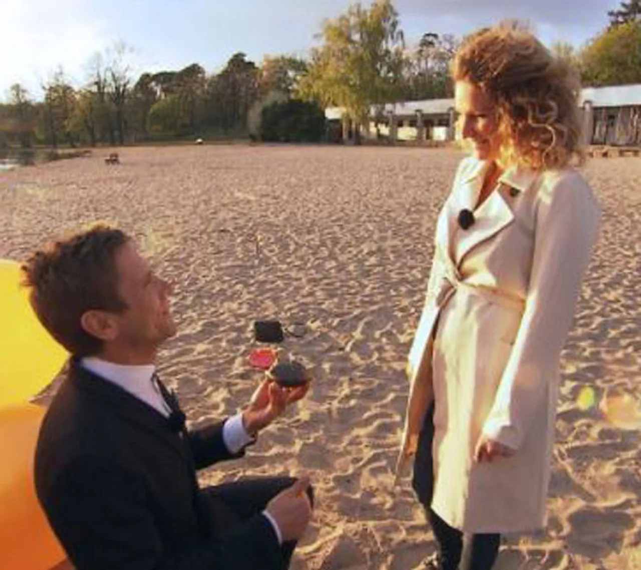Peer macht Janni einen Heratsantrag Peer macht Janni einen Heratsantrag - Foto: Janni & Peer...und ein Baby!, RTL II